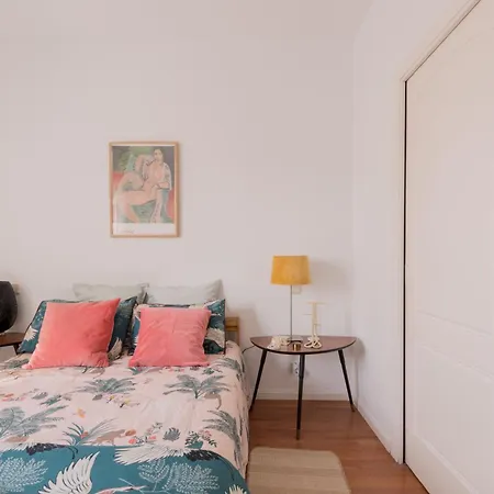 Cozy And Stylish With Natural Light And Vibrant Decor Madrid