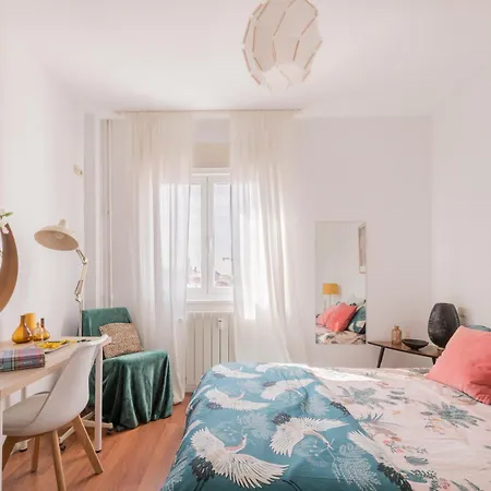 Homestay Cozy And Stylish With Natural Light And Vibrant Decor Madrid