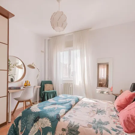 Homestay Cozy And Stylish With Natural Light And Vibrant Decor