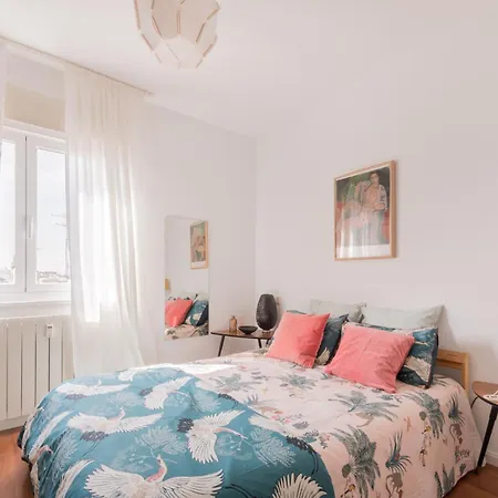 Cozy And Stylish With Natural Light And Vibrant Decor Homestay *