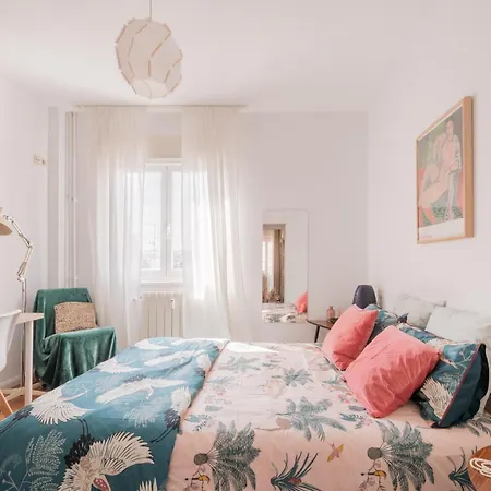 Homestay Cozy And Stylish With Natural Light And Vibrant Decor