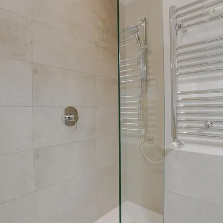 Modern Spacious-3 Bedrooms 2 Bathrooms-retiro * Madryt