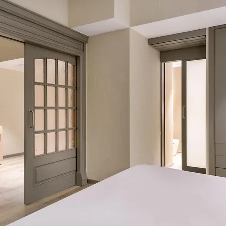 Hotel Ac Carlton By Marriott Madrid