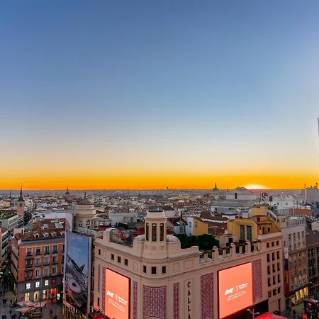 Gran Via 44 אכסניה