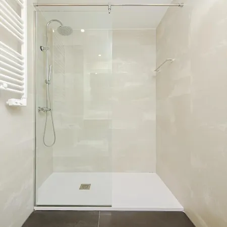 Unique And Sophisticated Design In Financial Centre Apartment *
