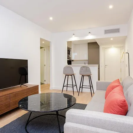 Unique And Sophisticated Design In Financial Centre Apartment