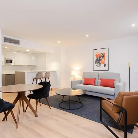Unique And Sophisticated Design In Financial Centre Apartment