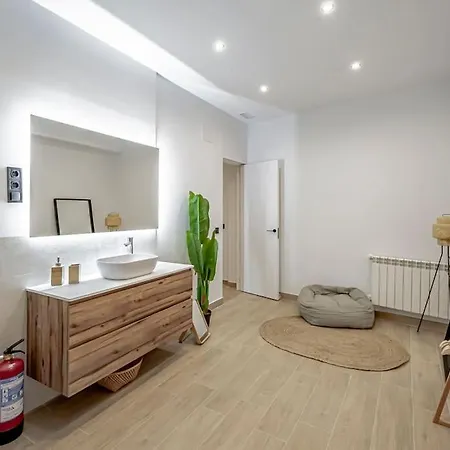 Stunning And Spacious Flat At Barrio De Letras Madrid