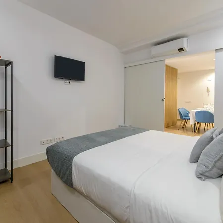 Gran Via New 2br 1bth Elevator