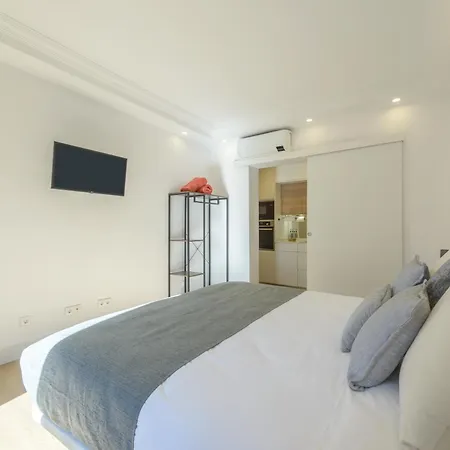 Gran Via New 2br 1bth Elevator Madrid
