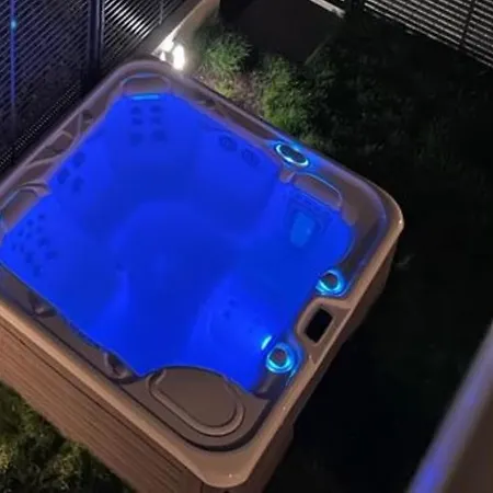 Acogedora Casa En Con Piscina Privada, Jacuzzy Y Garaje