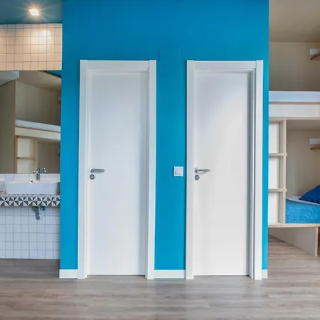 Mola Hostel *