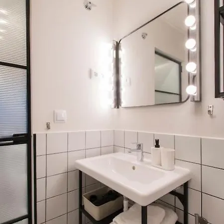 Urban Chic At Great Location In Apartment Madrid