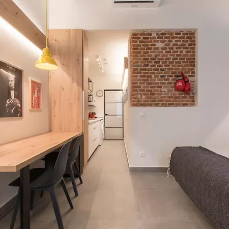 Urban Chic At Great Location In *