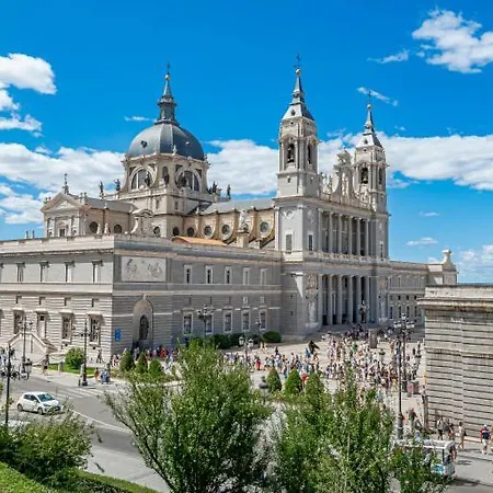 Luminoso De Diseno En Paseo Imperial * Madrid