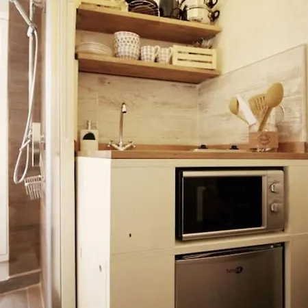 Mini Estudio De 8 M2 En El Corazon De Malasana De Membrillosuites Apartment