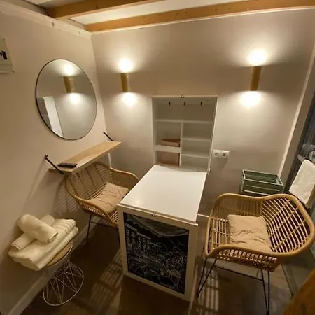 Mini Estudio De 8 M2 En El Corazon De Malasana De Membrillosuites Apartment