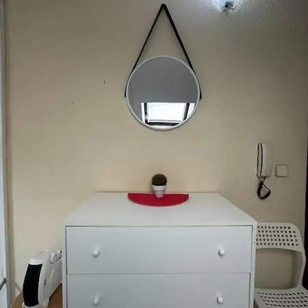 Cozy In Center *