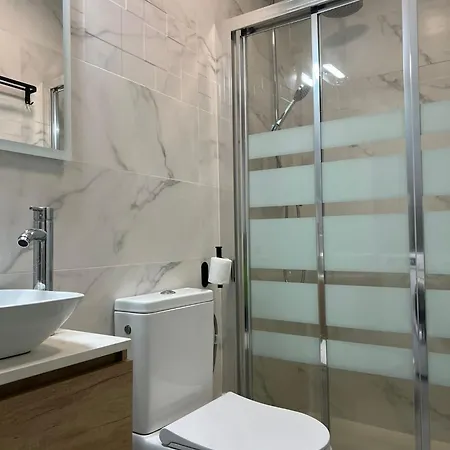 Cozy Up To 6 Persons 3 Min To Metro Apartment