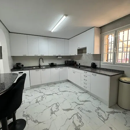 Moderna Casa De Lujo Con Jacuzzi En El Jardin *