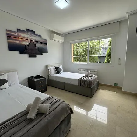 Moderna Casa De Lujo Con Jacuzzi En El Jardin *