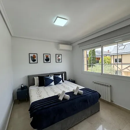 Moderna Casa De Lujo Con Jacuzzi En El Jardin Madrid