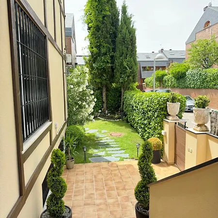 Moderna Casa De Lujo Con Jacuzzi En El Jardin * Madrid