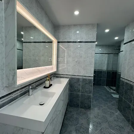 Moderna Casa De Lujo Con Jacuzzi En El Jardin