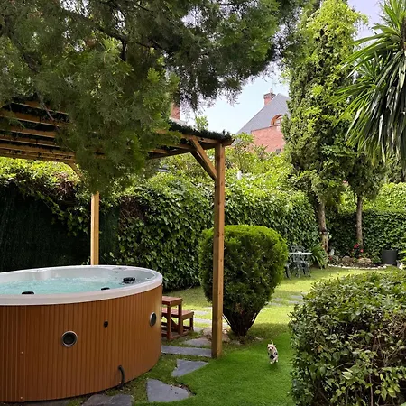 Moderna Casa De Lujo Con Jacuzzi En El Jardin