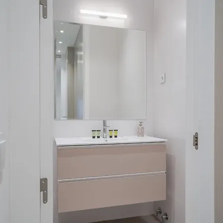 Cozy And Modern-1bedroom 1bathroom-chamberi Apartment