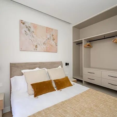 Malasana Viii Calle Jesus Del Valle 3br 3bh Apartment *