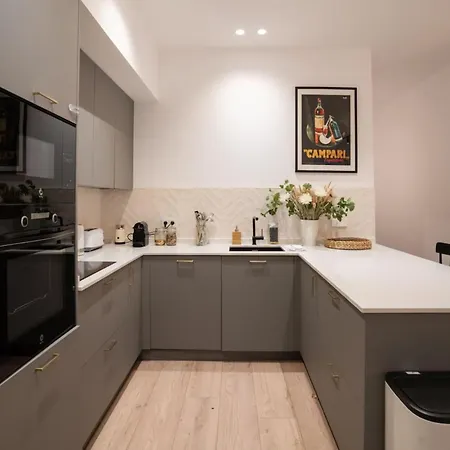 Apartment Stylish 2 Bedroom In The Heart Of
