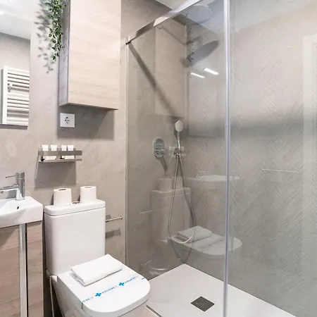 Bright And Airy 2 Bedroom In Apartment