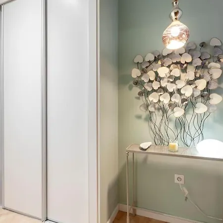 Tasteful Centre Rios Rosas - Business Ready