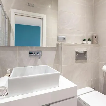 Tasteful Centre Rios Rosas - Business Ready Apartment *