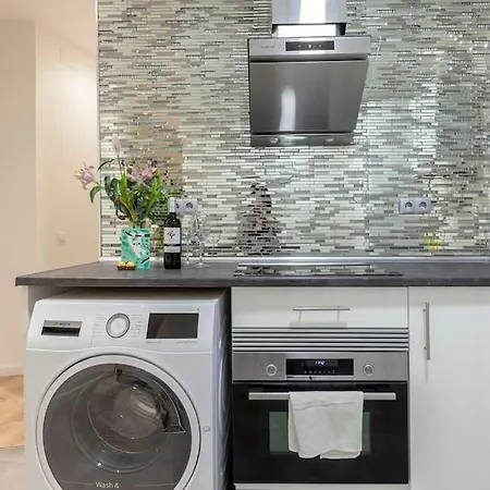 Tasteful Centre Rios Rosas - Business Ready Apartment *