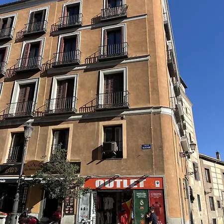 Bed & Breakfast Dplace To Be - Luxury In Historic Center Madrid