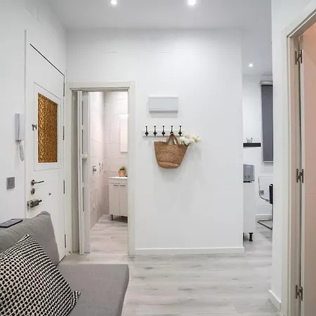 Cozy Apartment-1bedroom 1bath-chamberi Apartment *