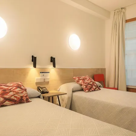 Гостевой дом Castilla Ii Puerta Del Sol 2*