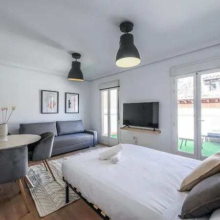 Apartment Atico Reformado Con Terraza En Tirso De Molina 4 Personas Madrid