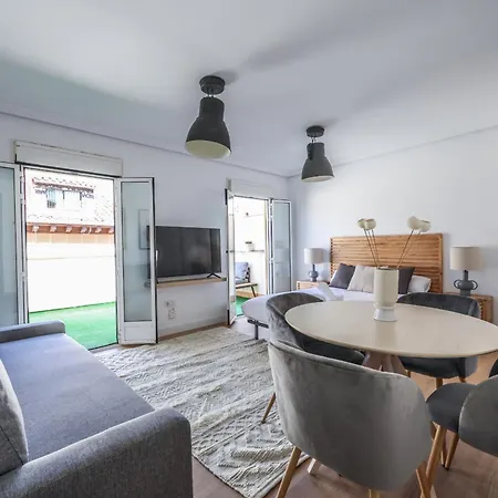 Apartment Atico Reformado Con Terraza En Tirso De Molina 4 Personas Madrid