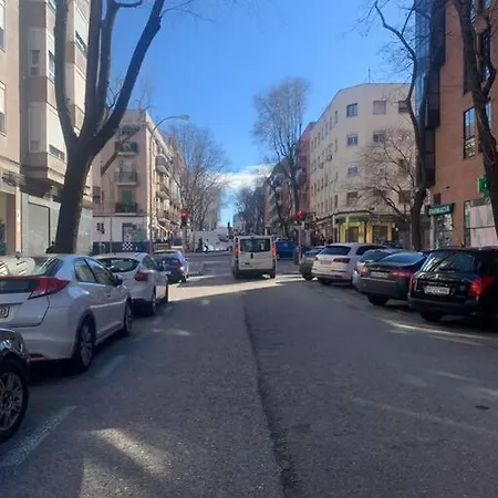 Stunning Pueblo Nuevo Apartment Madrid