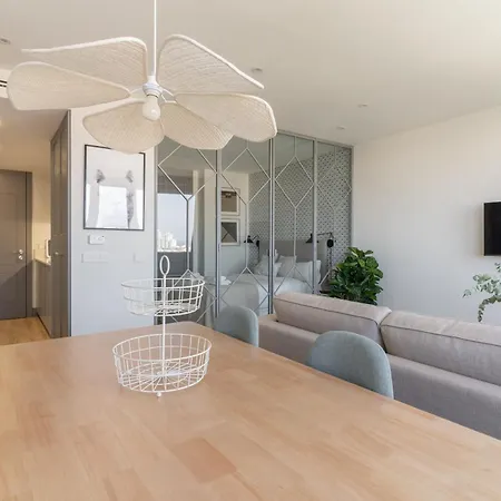 Modern And Bright-2bedrooms 1bathroom-colon Apartment *