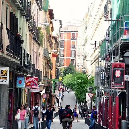2 Personas En Pleno Centro De Madrid