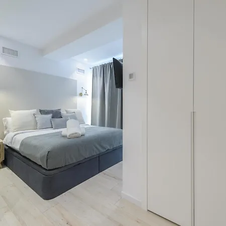 Deluxe Sol, By Monaro Apartment *