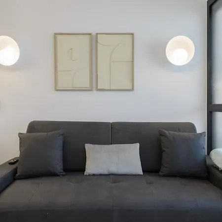 Deluxe Sol, By Monaro Apartment