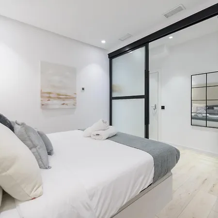 Deluxe Sol, By Monaro Apartment