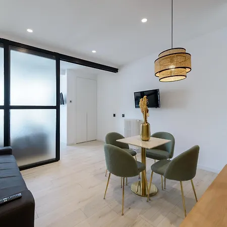 Apartment Deluxe Sol, By Monaro Madrid