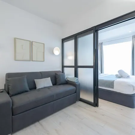 Deluxe Sol, By Monaro Apartment *