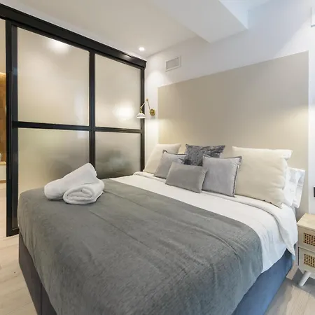Apartment Deluxe Sol, By Monaro Madrid